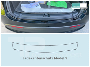 Anbringen der Ladekantenschutzfolie beim Tesla Model Y